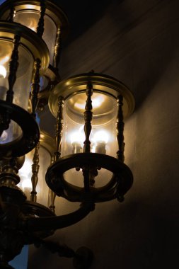 Barcelona'da bir sokakta eski ışıklar 