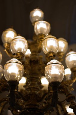 Barcelona'da bir sokakta eski ışıklar 