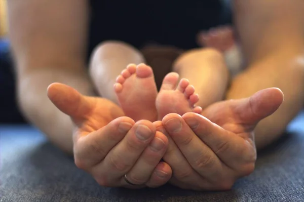 손과 아기 발 — 스톡 사진