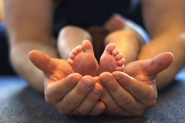 Pés e mãos de bebê — Fotografia de Stock