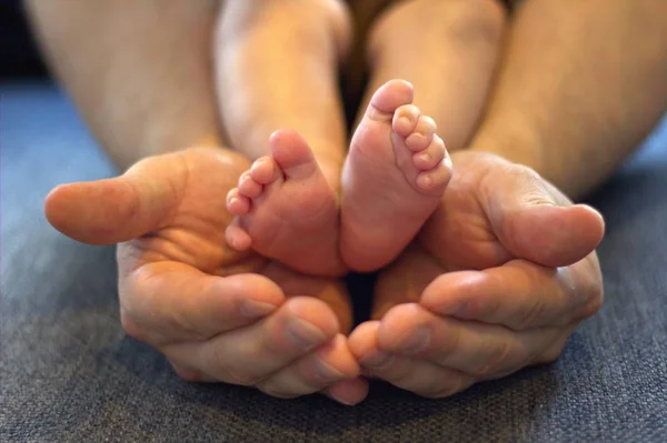 Baby fötter och händer — Stockfoto