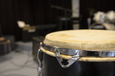 Faroe Adaları'nda bir okulda müzik aletleri 