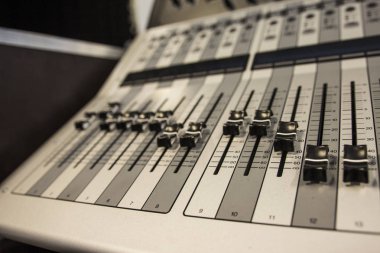 Bir sınıf odada müzik aleti 