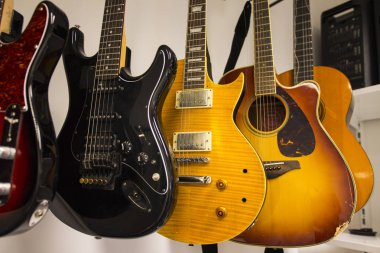 Faroe Adaları'nda bir okulda müzik aletleri 