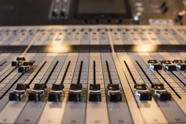 Bir sınıf odada müzik aleti 