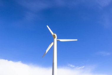 Rüzgar değirmenleri ile yeşil enerji üreten 