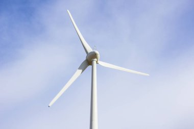 Rüzgar değirmenleri ile yeşil enerji üreten 