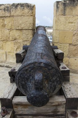 Malta 'da 2. Dünya Savaşı askeri kalesi ve topları 