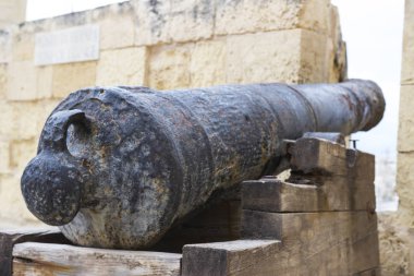 Malta 'da 2. Dünya Savaşı askeri kalesi ve topları 