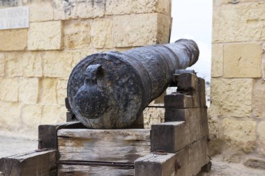 Malta 'da 2. Dünya Savaşı askeri kalesi ve topları 