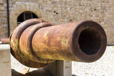 Malta 'da 2. Dünya Savaşı askeri kalesi ve topları 