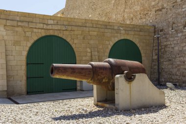 Malta 'da 2. Dünya Savaşı askeri kalesi ve topları 