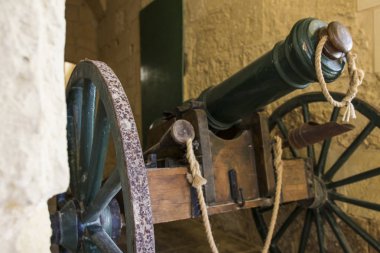 Malta 'da 2. Dünya Savaşı askeri kalesi ve topları 