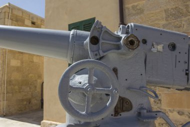 Malta 'da 2. Dünya Savaşı askeri kalesi ve topları 