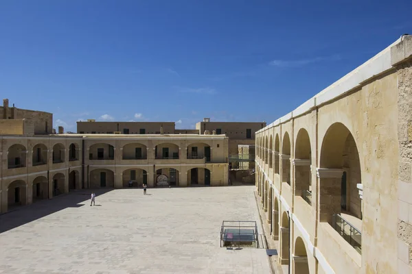 Malta 'da 2. Dünya Savaşı askeri kalesi ve topları 