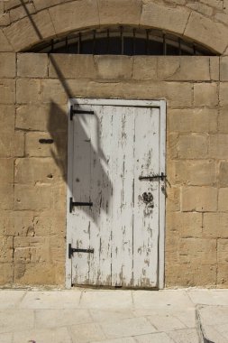 Malta 'daki Mdina kalesinde eski bir kapı.