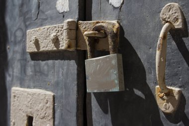 Malta 'daki Mdina kalesinde eski bir kapı.