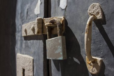 Malta 'daki Mdina kalesinde eski bir kapı.