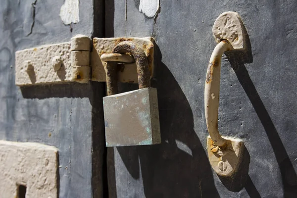 Malta 'daki Mdina kalesinde eski bir kapı.
