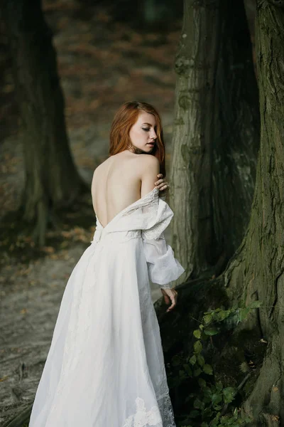 Mujer pelirroja sexy joven en vestido vintage nupcial blanco — Foto de Stock