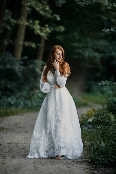 Giovane donna rossa sexy in bianco abito da sposa vintage — Foto Stock