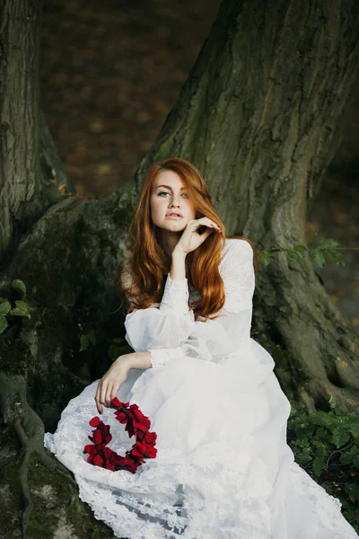 Jeune femme rousse sexy en robe vintage mariée blanche — Photo