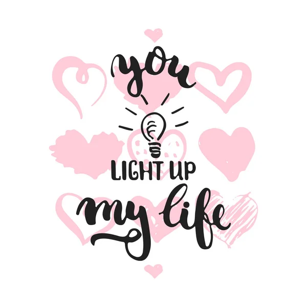 Usted ilumina mi vida - frase de letras dibujadas a mano aisladas en el fondo blanco con corazones. Divertida inscripción de tinta de cepillo para superposiciones de fotos del día de San Valentín, tarjeta de felicitación, diseño de póster . — Vector de stock