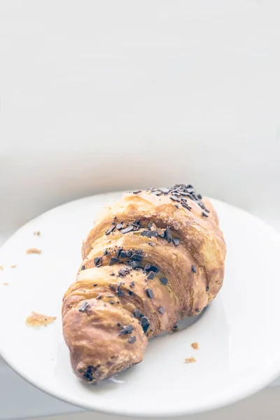 Verse croissants op de witte plaat. Plaats voor tekst, exemplaar ruimte. — Stockfoto