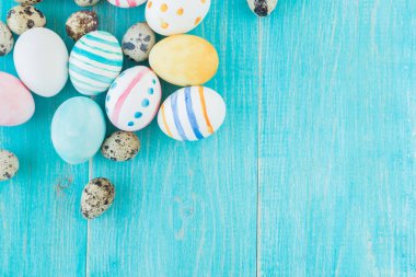 Rustik ahşap arka plan üzerinde renkli Paskalya yumurtaları. Seçici odak.