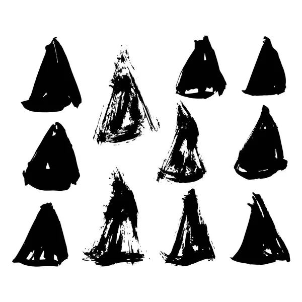Conjunto de cepillo dibujado a mano vector negro tinta manchas triángulo aislado en el blanco . — Archivo Imágenes Vectoriales