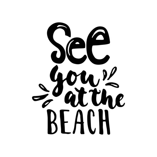 Találkozunk a strandon - kézzel rajzolt betűkkel idézet elszigetelt fehér háttér. Szórakoztató ecsettel festék felirat fotó matricák, üdvözlőlap, vagy póló nyomtatás, plakát design. — Stock Vector