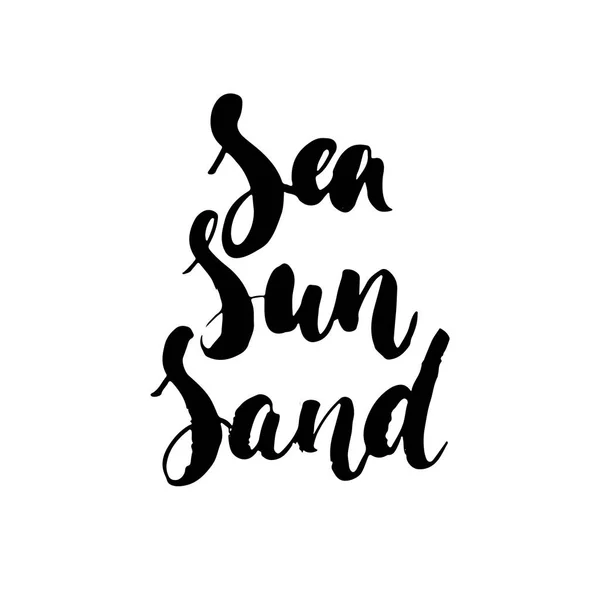 Sea Sun Sand-handritad bokstäver citat isolerat på den vita bakgrunden. Kul borste bläck inskrift för foto överlägg, gratulationskort eller t-shirt utskrift, affisch design. — Stock vektor