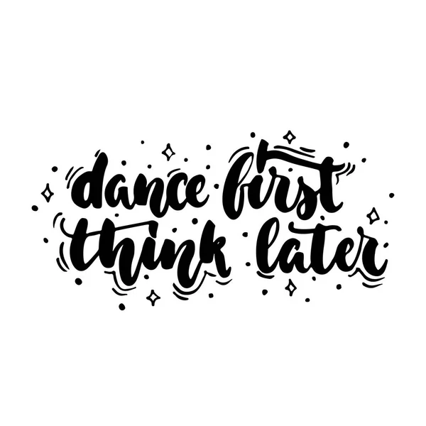 Dance első gondolom később - kézzel rajzolt betűkkel idézet tánc elszigetelt fehér háttér. Szórakoztató ecsettel festék felirat fotó matricák, üdvözlőlap, vagy póló nyomtatás, plakát design. — Stock Vector