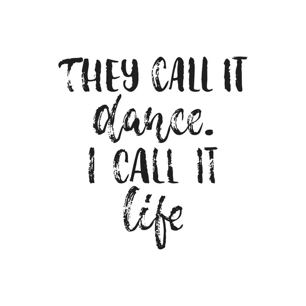 Они называют это танцем. Я называю это жизнью. - рукописные танцевальные буквы цитата изолированы на белом фоне. Надпись кистью для наложения фото, открытки или печати футболки, дизайн плаката . — стоковый вектор