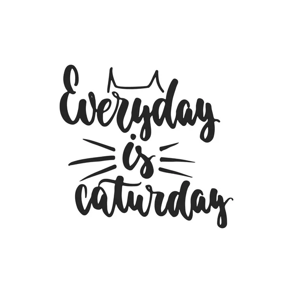 每天都是 caturday-手绘跳舞报价孤立在白色背景上的刻字。有趣的画笔墨题字照片叠加、 贺卡或 t 恤打印，海报设计. — 图库矢量图片