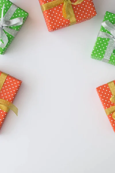 Cajas de regalo verdes y rojas aisladas en el fondo blanco. Navidad y Año Nuevo concepto de vacaciones. Vista superior, cama plana. Espacio de copia . — Foto de Stock