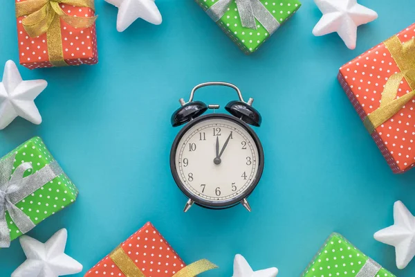 Noel ve yeni yıl tatil kompozisyon hediye kutuları, yıldız, ile mavi arka plan üzerinde saat. Üstten Görünüm, düz yatıyordu. Boşaltmak.