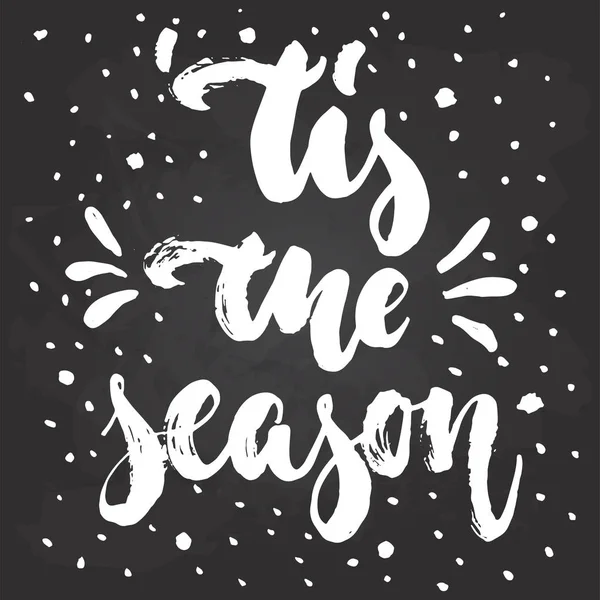 산 불의 시즌-손으로 그린된 크리스마스와 새 해 휴일 레터링 견적 검은 칠판 배경에 고립 된 겨울. 인사말 카드 또는 포스터 디자인에 대 한 재미 있는 브러시 잉크 비문. — 스톡 벡터