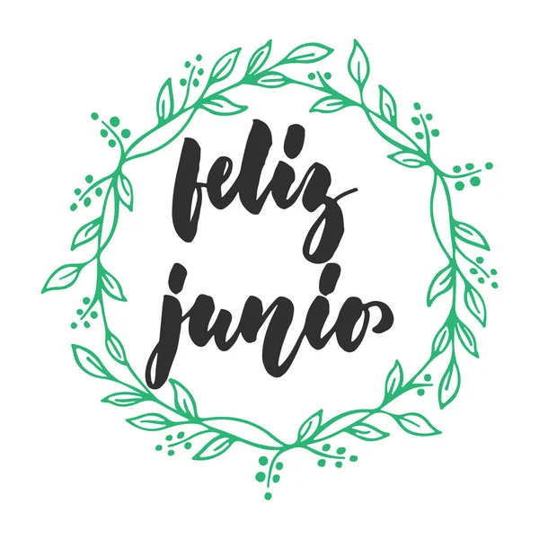 Feliz junio - Feliz junio en español, escrito a mano en el mes de verano latino cita con corona estacional aislada en el fondo blanco. Divertida inscripción de tinta de pincel para tarjeta de felicitación o carteles . — Vector de stock