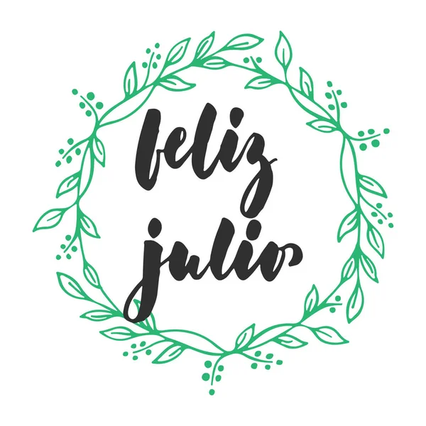 Feliz julio - julio feliz en español, escrito a mano en el mes de verano latino cita con corona estacional aislada en el fondo blanco. Divertida inscripción de tinta de pincel para tarjeta de felicitación o carteles . — Vector de stock