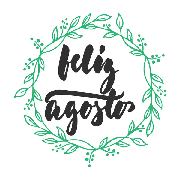 Feliz agosto - felice agosto in spagnolo, scritto latino estate mese disegnato a mano con corona stagionale isolata sullo sfondo bianco. Iscrizione divertente inchiostro pennello per biglietto di auguri o manifesti . — Vettoriale Stock