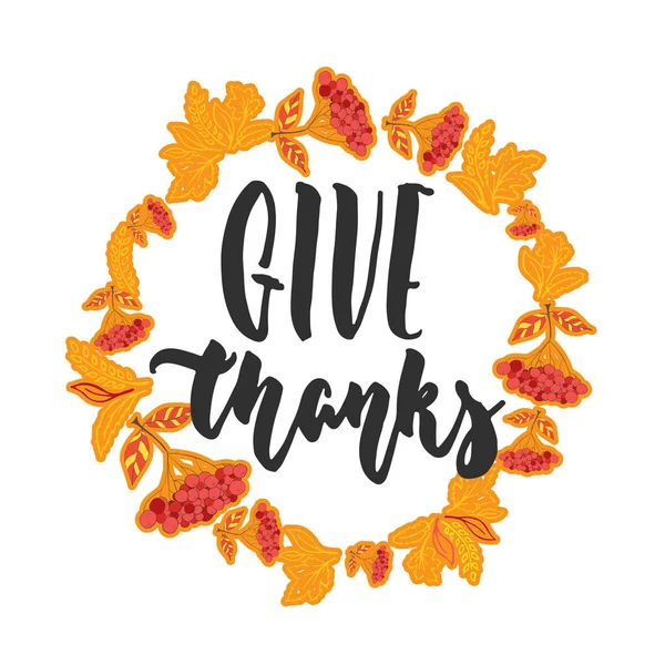 Geven Bedankt - hand getrokken Latijnse Thanksgiving Day belettering citaat met herfst krans geïsoleerd op de witte achtergrond. Leuk borstel inkt inscriptie voor wenskaart of posterontwerp. — Stockvector