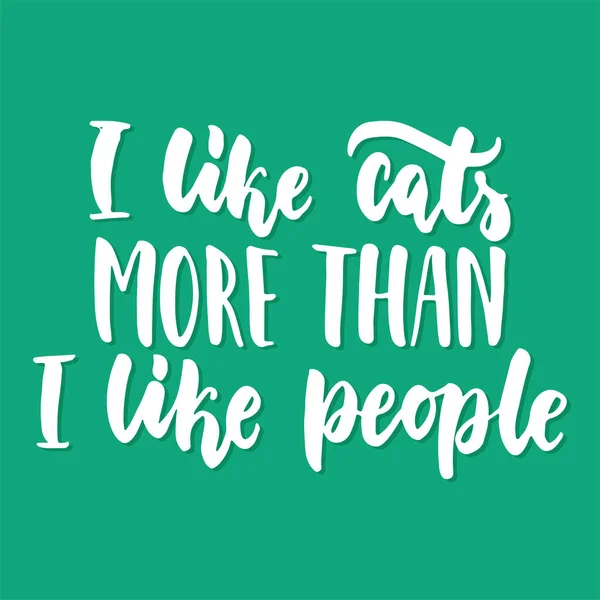 Me gustan más los gatos que las personas - frase de letras dibujadas a mano para los amantes de los animales en el fondo verde. Divertido cepillo tinta vector ilustración para pancartas, tarjeta de felicitación, diseño de póster . — Vector de stock