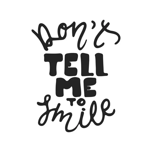 Don't tell me smile-hand getrokken belettering zin geïsoleerd op de zwarte achtergrond. Leuk borstel inkt vectorillustratie voor banners, wenskaart, posterontwerp. — Stockvector