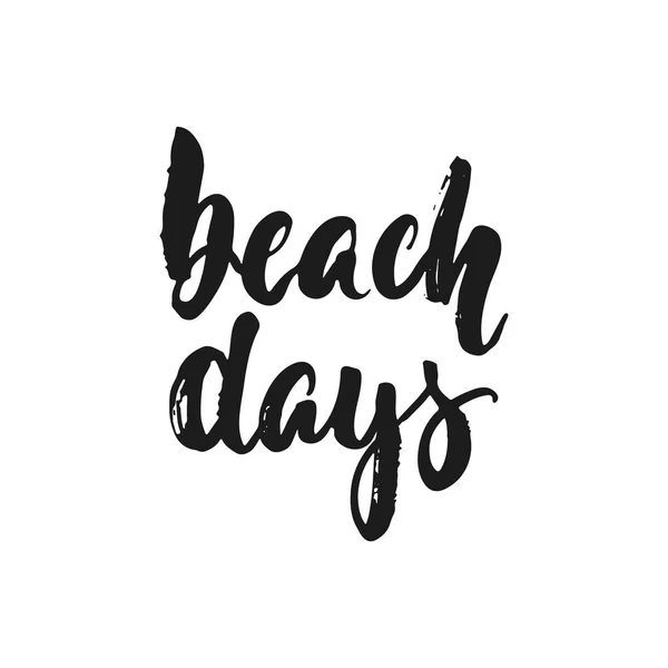 Beach dagar - handritad årstider semester bokstäver fras isolerat på den vita bakgrunden. Kul borste bläck vektorillustration för banners, gratulationskort, affisch design. — Stock vektor