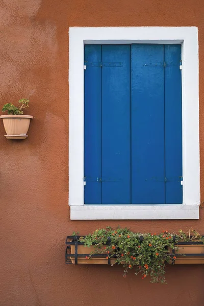 สีที่ทันสมัยของปี 2020 พื้นหลังหน้าต่างคลาสสิกสีฟ้าคลาสสิกอิตาลีเก่า ตกแต่งสถาปัตยกรรมกลางแจ้ง การท่องเที่ยววัฒนธรรมเมดิเตอร์เรเนียน . — ภาพถ่ายสต็อก