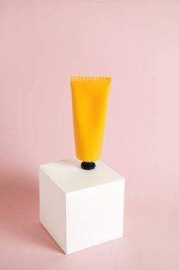 Paket tasarımı için güneş kremi şişesi. Minimum yaz cilt bakımı geçmişi. Güneş koruma losyonu.