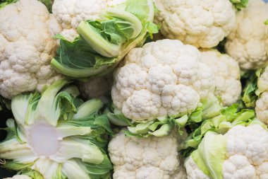 Süpermarkette, markette, manavda tezgahta duran taze karnabahar bayrağı.