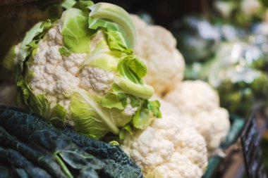 Süpermarkette, markette, manavda tezgahta duran taze karnabahar bayrağı.