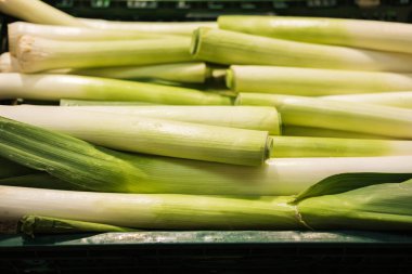 Süpermarkette, markette, manavda tezgahta taze pırasa pankartı.